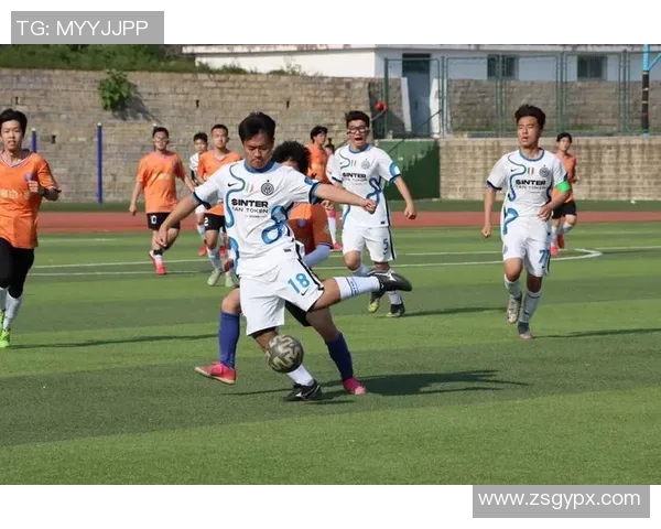 球场英姿尽显足球帅星风采,激情与技术并存的完美演绎 球场英姿尽显足球帅星风采,激情与技术并存的完美演绎